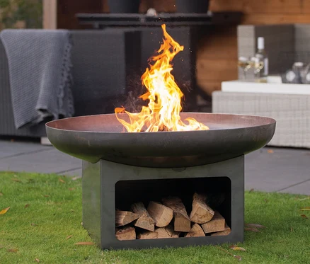 Feuerschale »Juva Industrial«, ca. 80 cm, mit Feuer und Holz auf Rasen.