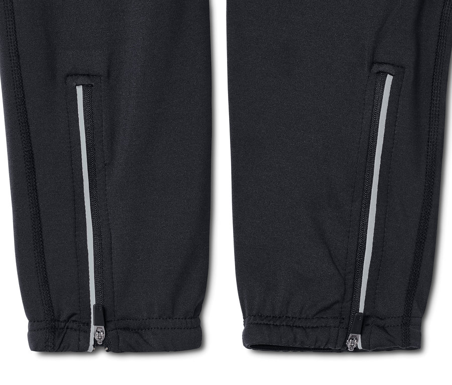 Detail einer Fahrradhose mit Reißverschlüssen an den Beinenden.
