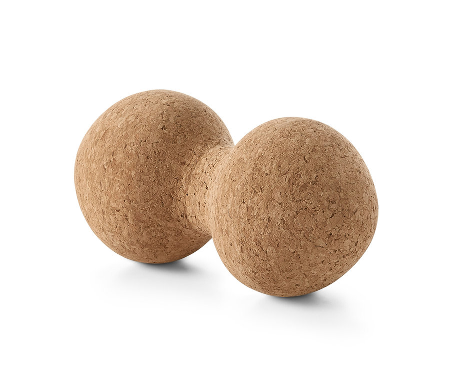 Ein Duo-Massageball aus Kork liegt auf einem weißen Hintergrund.