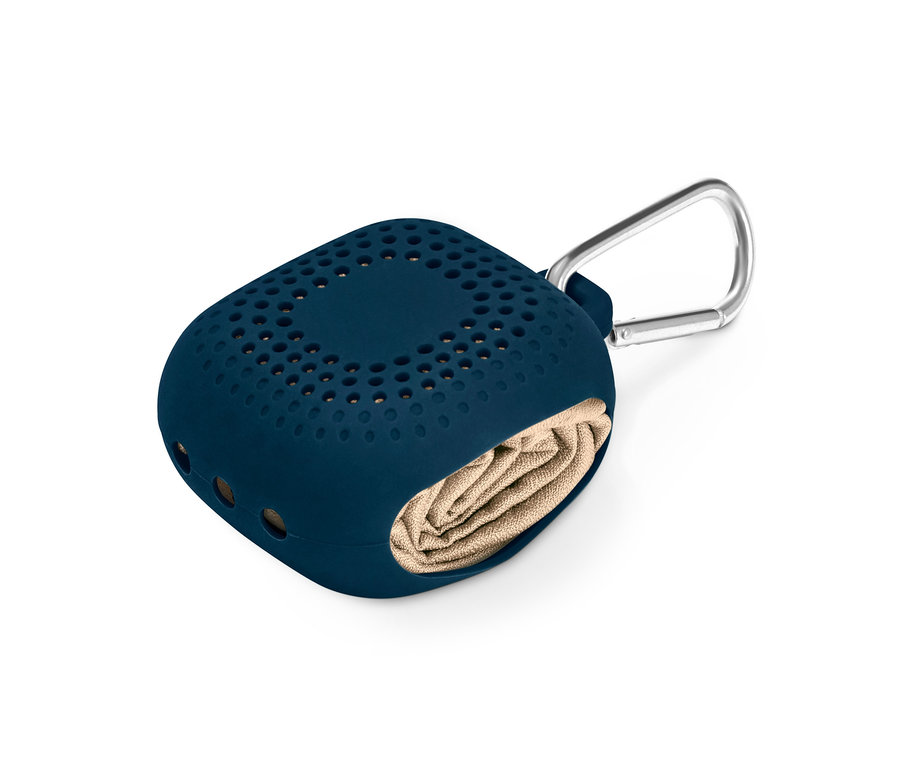 Ein blaues Gehäuse mit Karabiner, in dem ein Outdoor-Handtuch gefaltet ist.