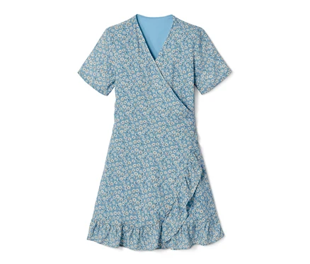 Blaues Wickelkleid mit Blumenmuster.