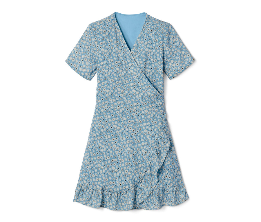 Blaues Wickelkleid mit Blumenmuster.