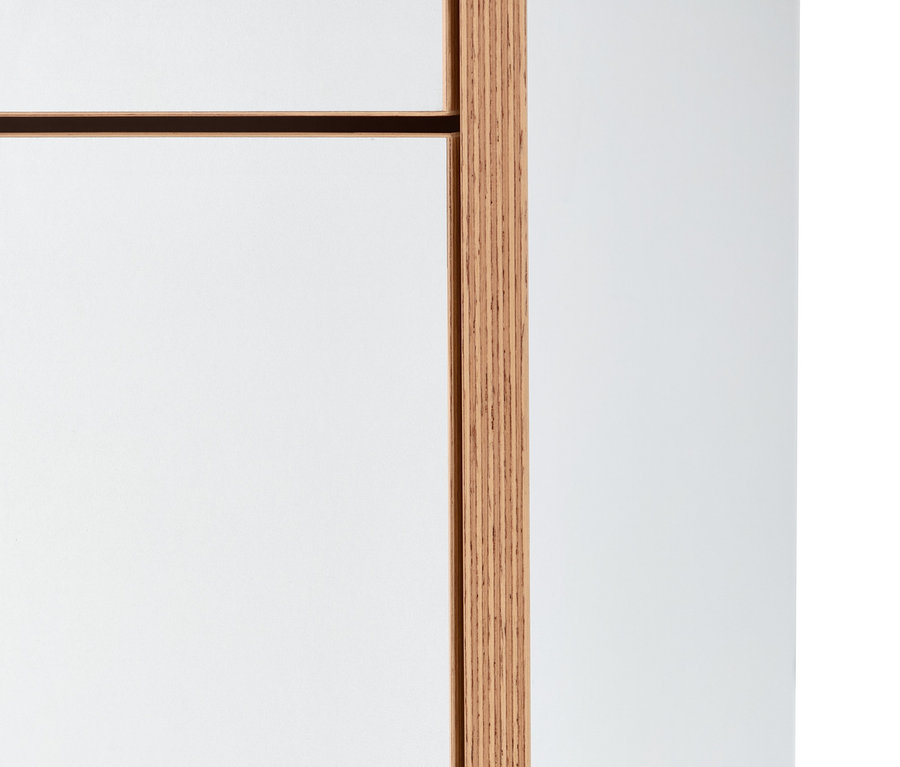 Detailaufnahme einer weißen Kommode mit Furnierkante.