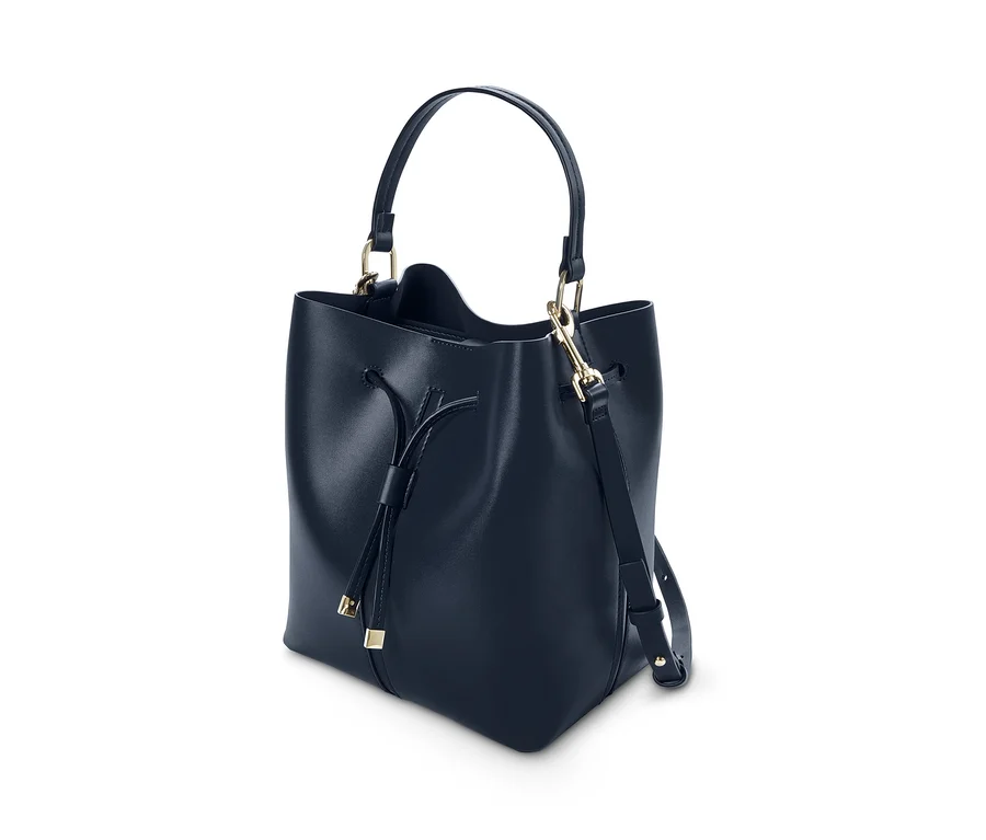 Eine marineblaue Handtasche "Bucket Bag" mit einem Griff und einem Kordelzug.