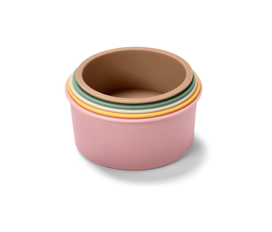 Stapelbare Badespielbecher in Rosa, Braun, Grün und Gelb.