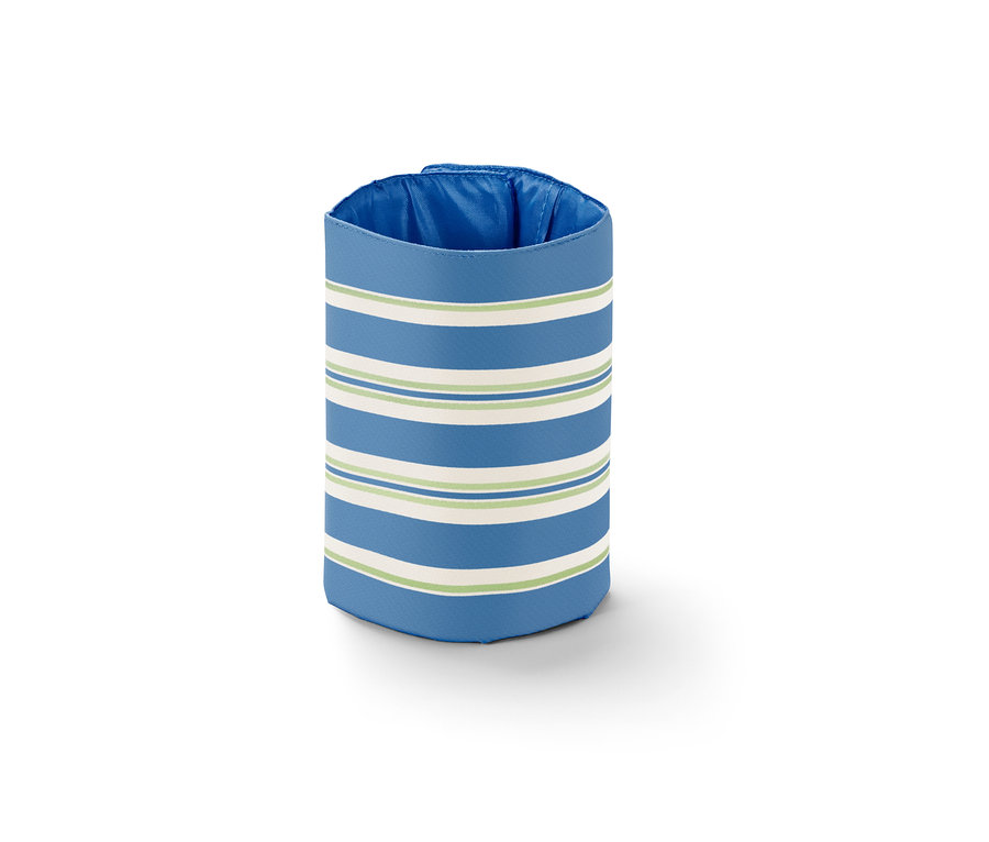 Eine Flaschen-Kühlmanschette mit blauen, weißen und grünen Streifen.