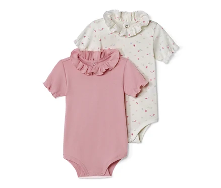 Zwei Baby-Bodys mit kurzen Ärmeln und dekorativer Halskrause, eins in Rosa und eins mit Blumenmuster.