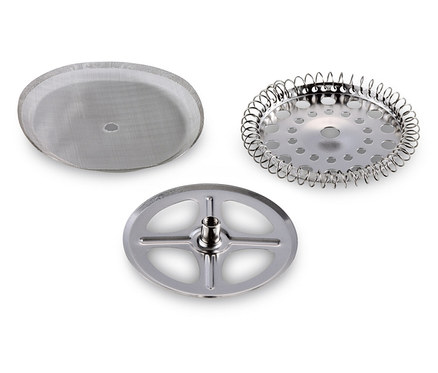 Einzelteile einer Siebstempelkanne: Sieb, Spirale und Basis.