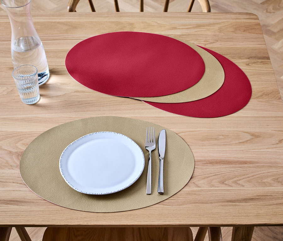 Auf einem Holztisch liegen 4 wendbare Platzsets.