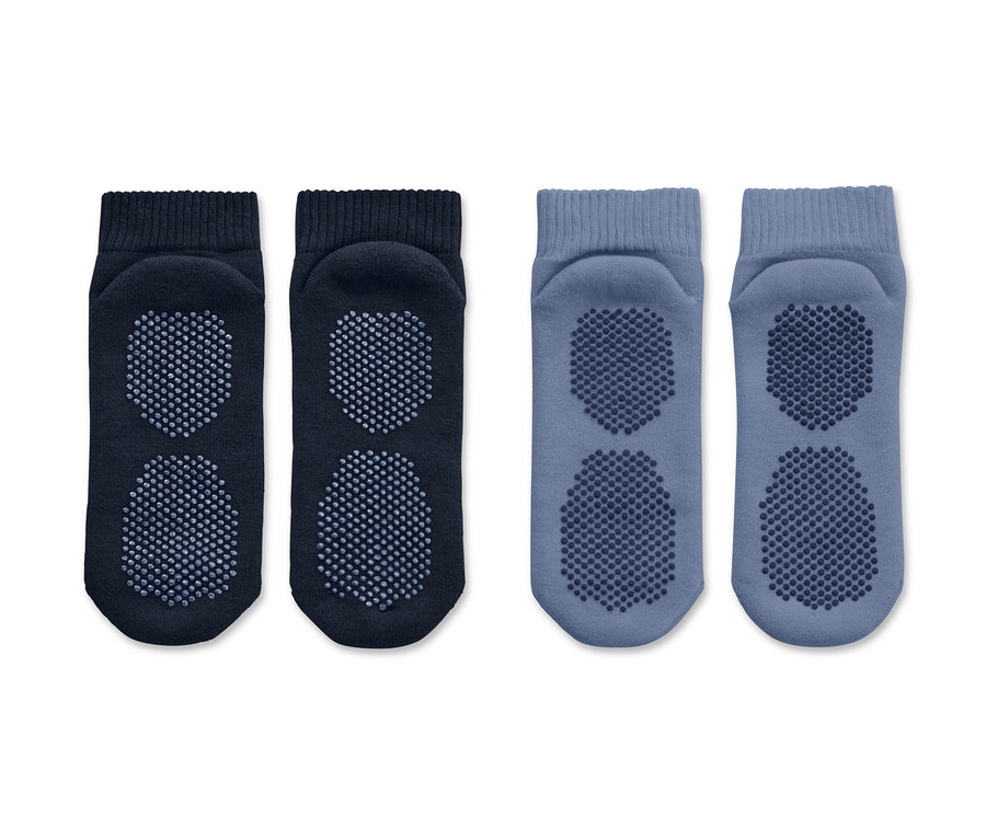Zwei Paar blaue Yogasocken, ein Paar blau und ein Paar marineblau.