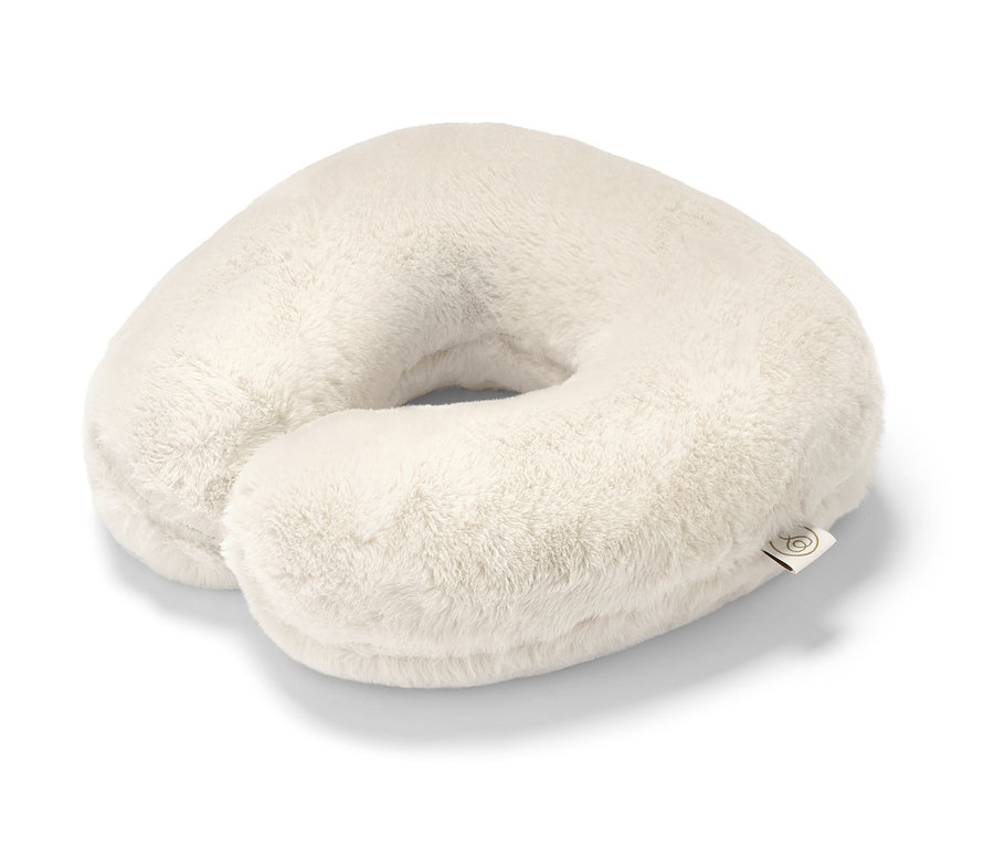 Ein cremefarbenes Memory-Foam-Nackenkissen.