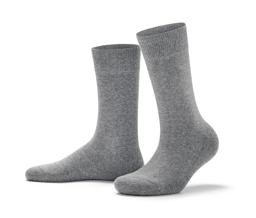 Zwei Paar graue Sportsocken.