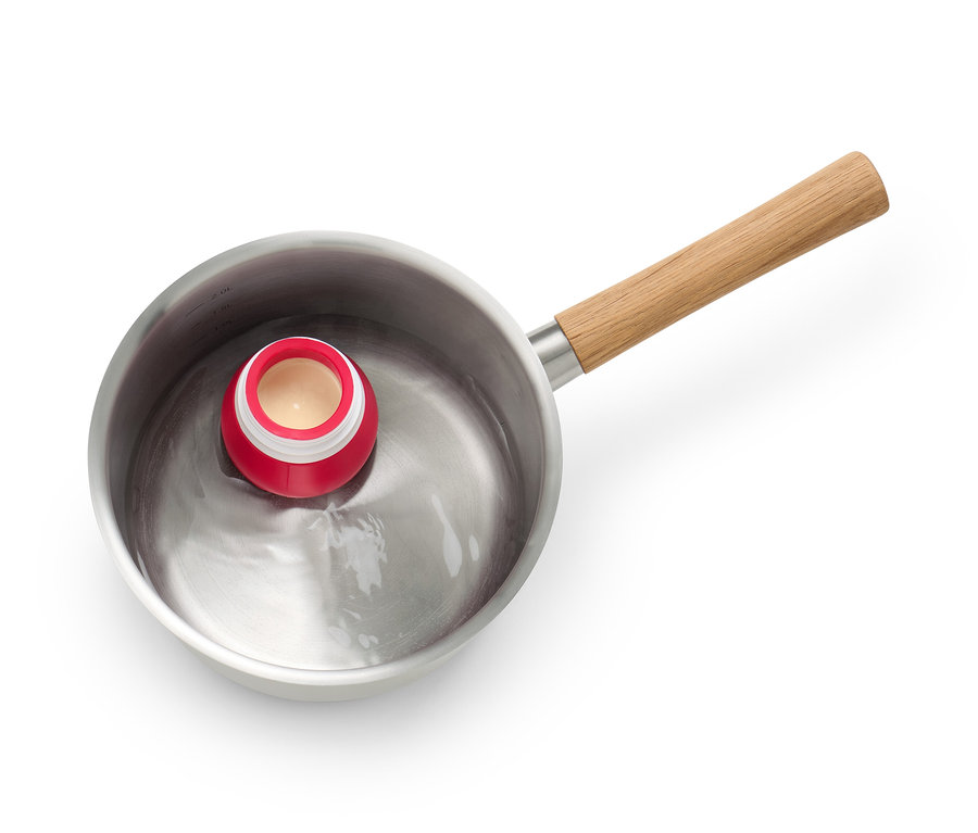 Ein Edelstahlkochtopf mit einer 2-in-1-Dekorierflasche darin.