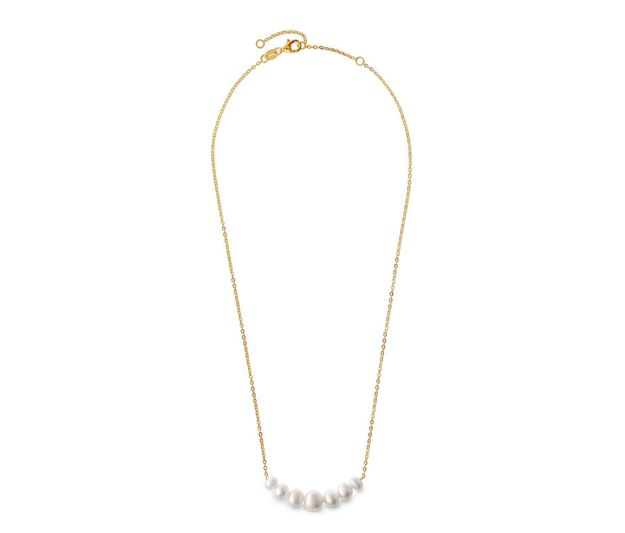 Goldene Halskette mit Perlenanhänger auf weißem Hintergrund.