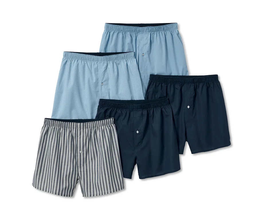 Fünf Web-Boxershorts in Blau, Blau-Weiß kariert und Blau-Weiß gestreift.