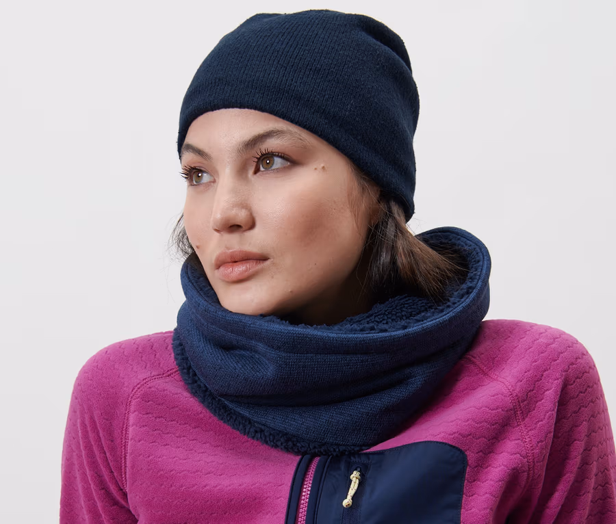 Frau trägt eine blaue Strickmütze.