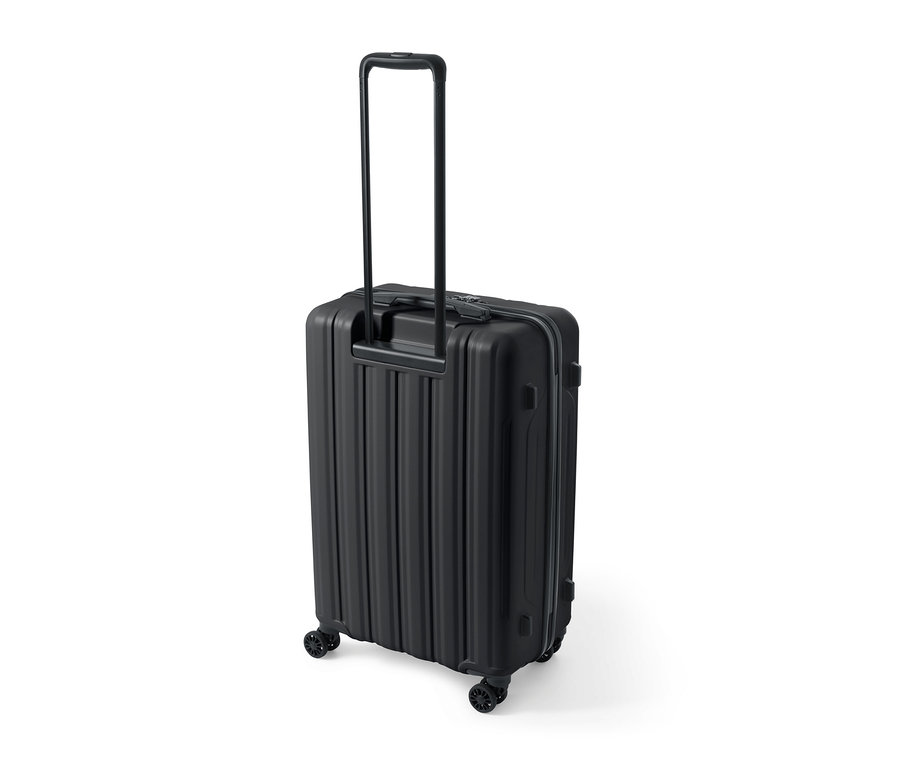 Ein mittelgroßer Hartschalen-Koffer in Schwarz mit ausgezogenem Griff.