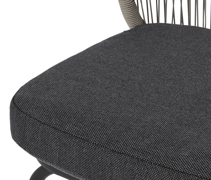 Detailaufnahme eines Stuhls mit Textilgeflecht und grauem Sitz.