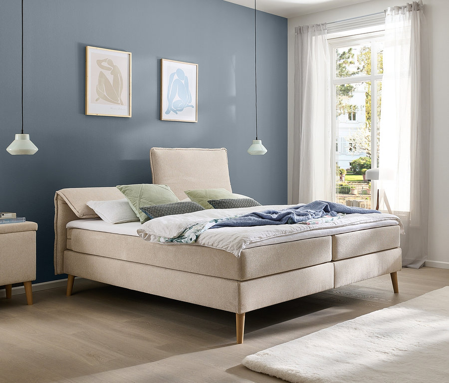 Schlafzimmer mit beigem DOMO collection Boxspringbett mit Rückenfunktion, ca. 180 x 200 cm, inkl. Topper.