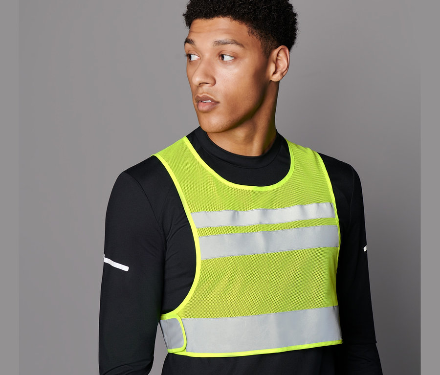 Mann trägt eine Reflektor-Weste.