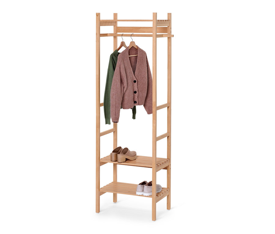 Standgarderobe mit Ablageflächen mit Pullover und Schuhen.