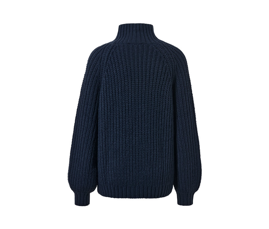 Dunkelblauer Strickpullover mit Stehkragen.