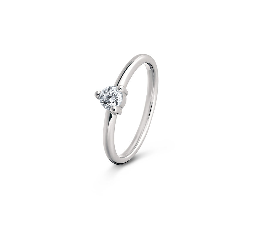 Nahaufnahme eines 925 Silber Rings Solitär mit klarem, dreieckigem Stein.