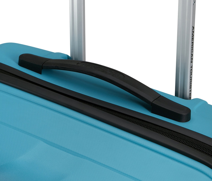 Nahaufnahme eines hellblauen American Tourister »Jetdriver 3.0« Koffers mit Teleskopgriff.