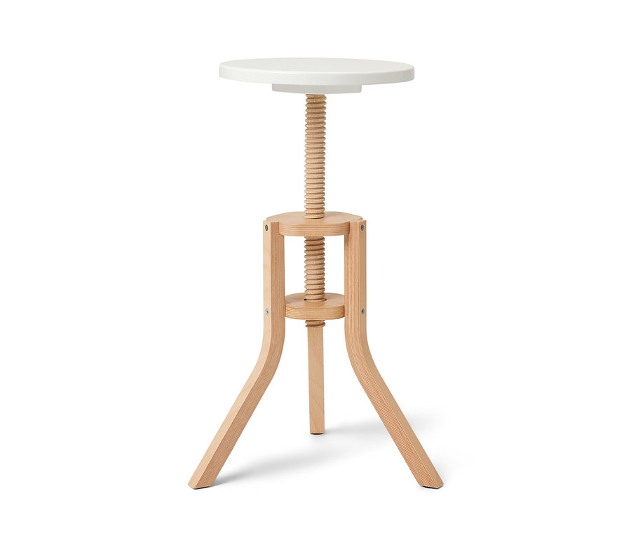 Ein Spindelhocker mit einer runden, weißen Sitzfläche und einem Holzgestell.