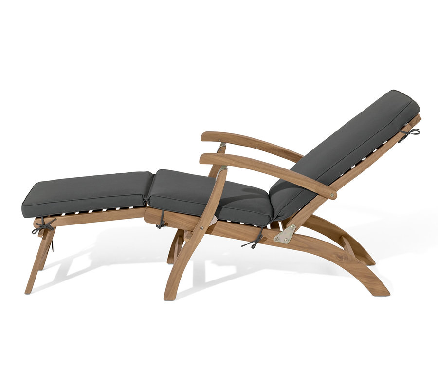 Deckchair mit ausziehbarer Fußlehne und grauen Kissen.