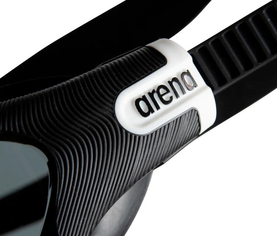 Detailaufnahme einer schwarzen arena Unisex-Schwimmbrille THE ONE PLUS.