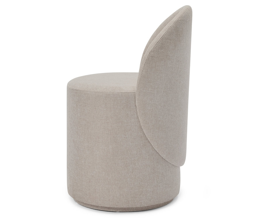 Ein beiger Stoffstuhl mit rundem Sitz und geschwungener Rückenlehne.