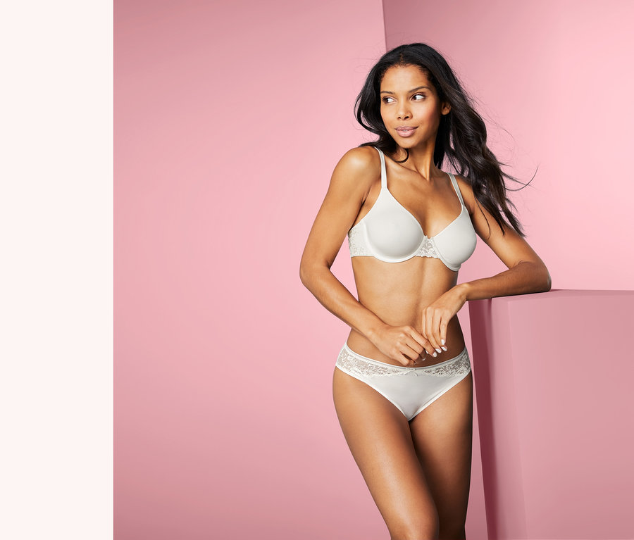 Frau posiert in cremeweißen BH und 2 Slips.