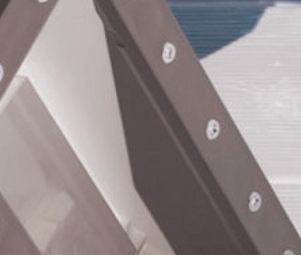 Poolteile liegen auf blauem Holzgrund.