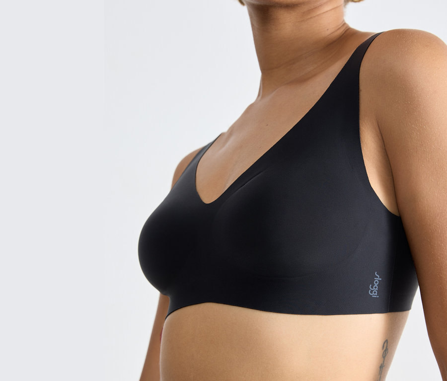 Oberkörper einer Frau mit schwarzem sloggi ZERO Feel 2.0 Soft BH.
