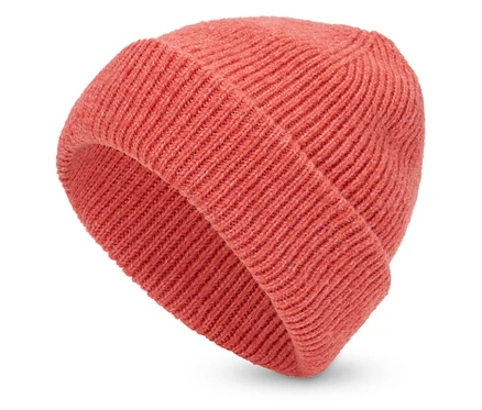Korallenrote Strickmütze auf weißem Hintergrund.