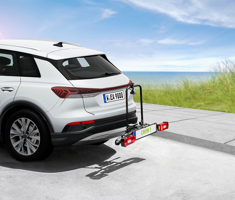 Weißes Auto mit EAL Fahrradträger »CROW 1«.