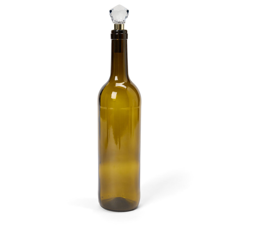 Eine grüne Glasflasche mit Kristallverschluss auf weißem Hintergrund.