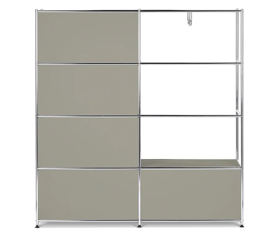 Ein graues modulares Regal mit vier grauen Paneelen auf der linken Seite und offenen Regalen auf der rechten Seite.