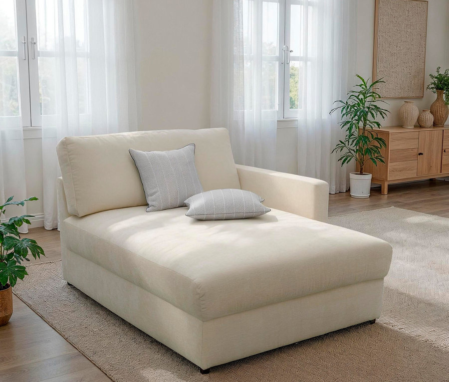 Beige Liege mit Kissen in einem Wohnzimmer.