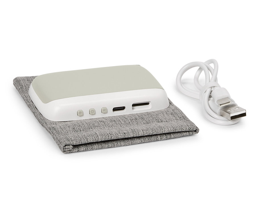 Ein grauer und weißer Media-Player liegt auf einer grauen Stoffhülle neben einem weißen USB-Kabel.