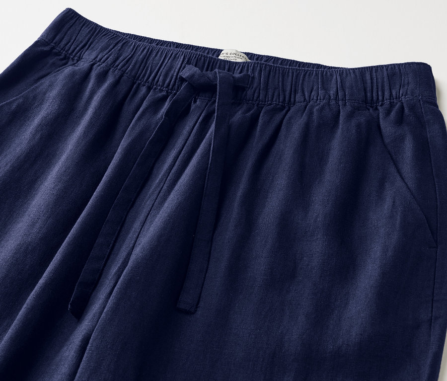 Detailaufnahme einer dunkelblauen Leinenhose.