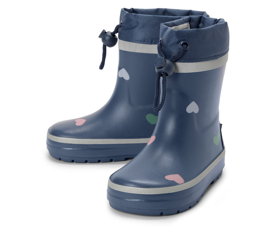 Zwei blaue Kindergummistiefel mit Herzmotiven.