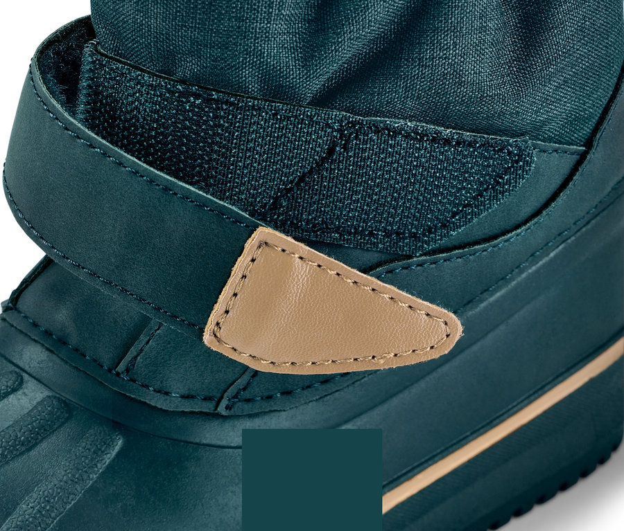 Detailaufnahme eines dunkelgrünen Winterstiefels mit braunem Leder-Klettverschlussriemen.