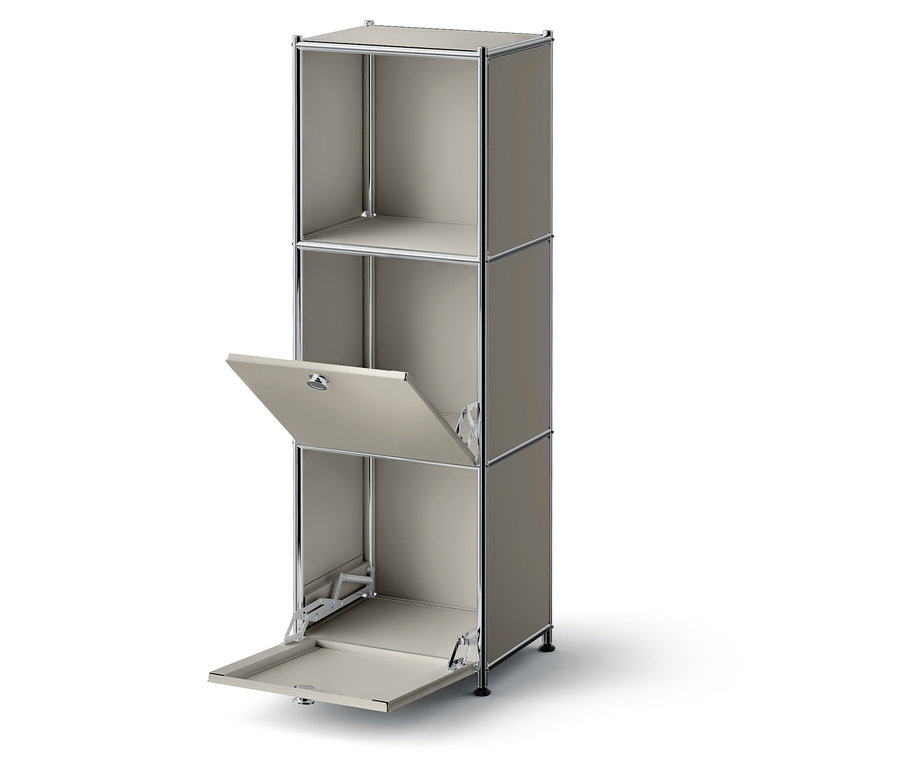 Grauer dreistöckiger Schrank mit geöffneter Tür im untersten Fach.