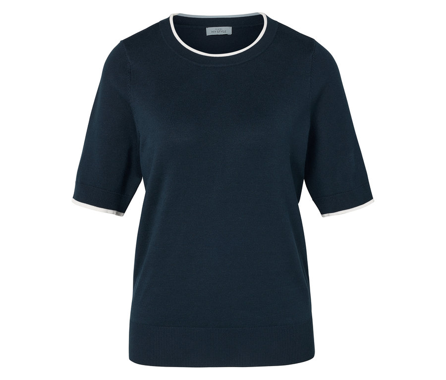 Ein marineblaues T-Shirt mit kurzen Ärmeln und weißer Paspelierung an Hals und Ärmeln.