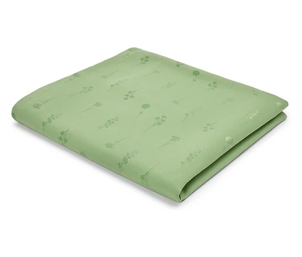 Ein hellgrünes Stoffserviette mit einem Muster aus Stängeln und Blüten.
