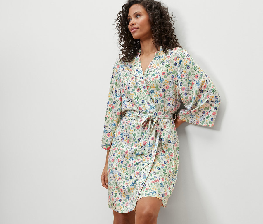 Frau trägt einen Morgenmantel mit Blumenmuster.
