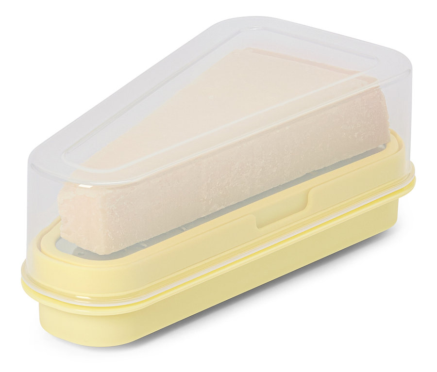 Ein Stück Käse in einer gelben Käseglocke mit transparentem Deckel.