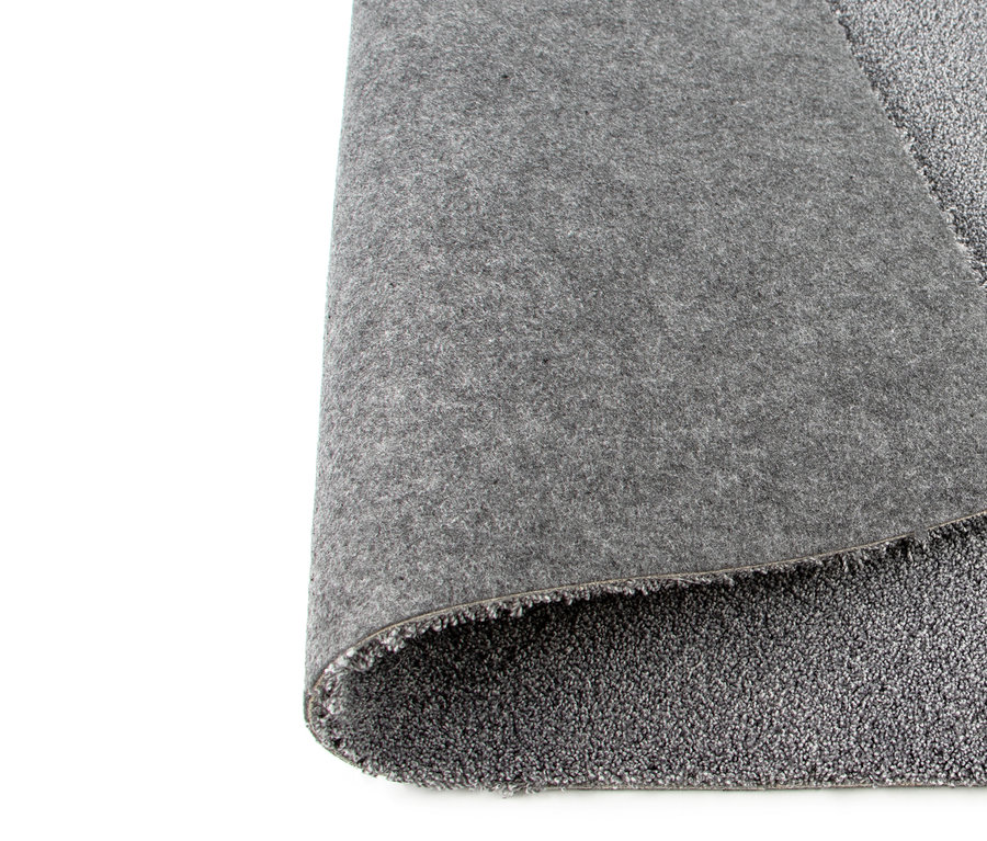 Nahaufnahme eines grauen Teppichs »Jane«.
